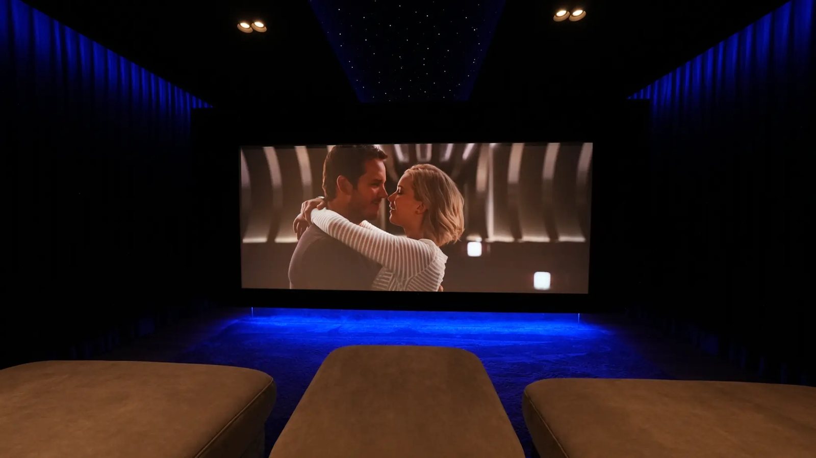 Filmszene auf der Leinwand, im Vordergrund die Rückenlehnen der Couch.